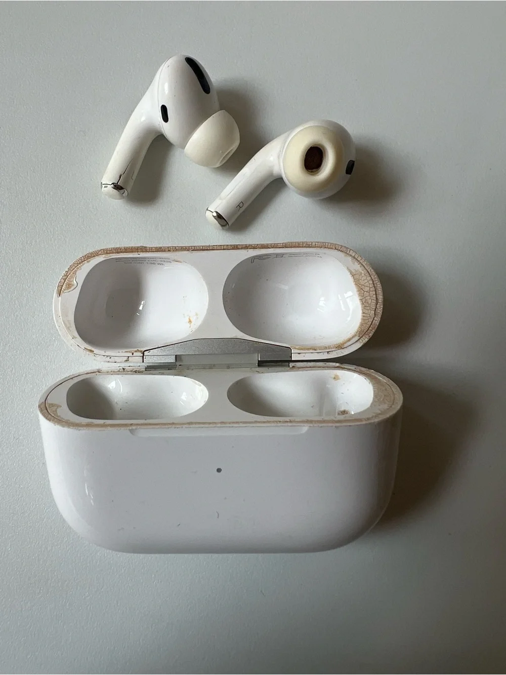 Apple AirPods Charging Case with White Earbuds for Parts Not Working